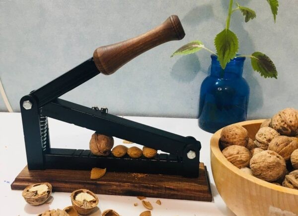 گردوشکن خانگی؛ مغز گردو را سالم خارج کنید!